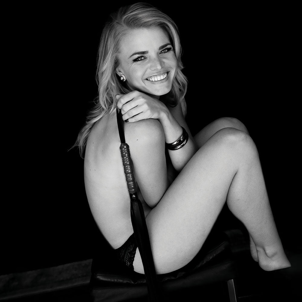 Sex & Mischief Mahogany Flogger – 76 cm Leather Whip with Ergonomic Wooden Handle for Ultimate Sensation